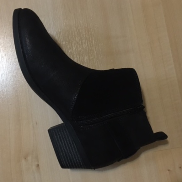 Nearly new Sketchers memory foam ankle boots with suede and buckle detail - Picture 6 of 11